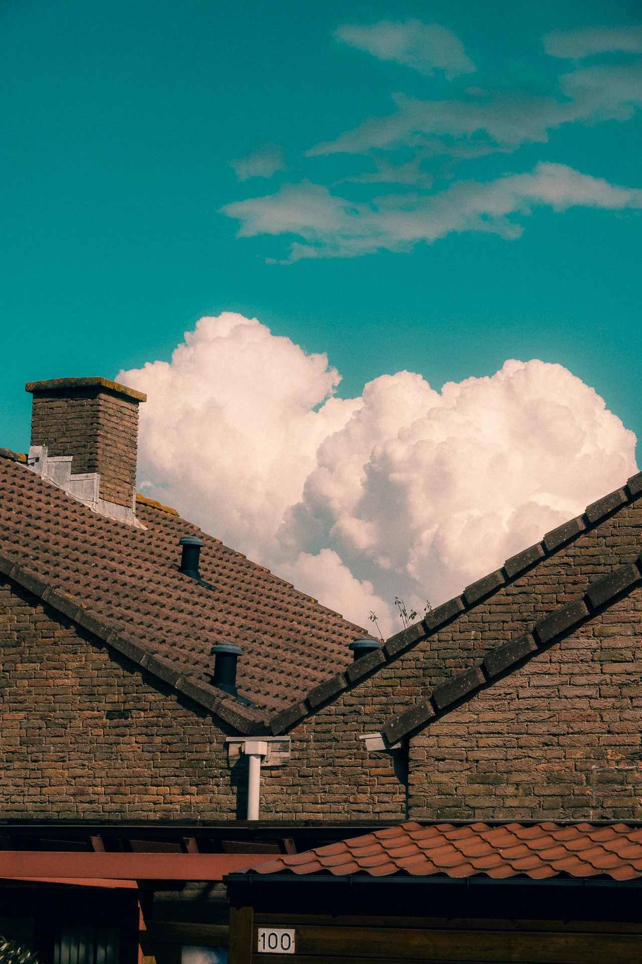 Backsteindächer unter einer großen Wolke
