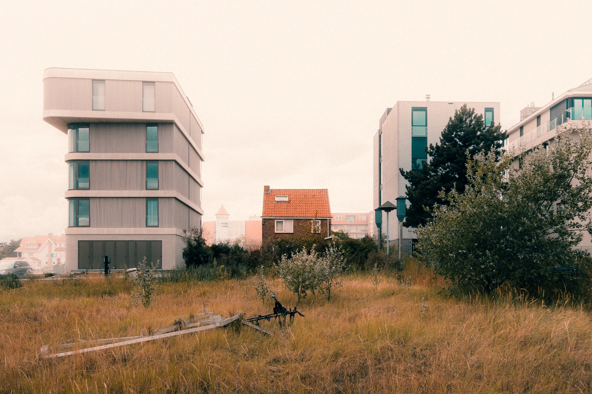 Neue Apartmenthäuser hinter einer Wiese in Cadzand