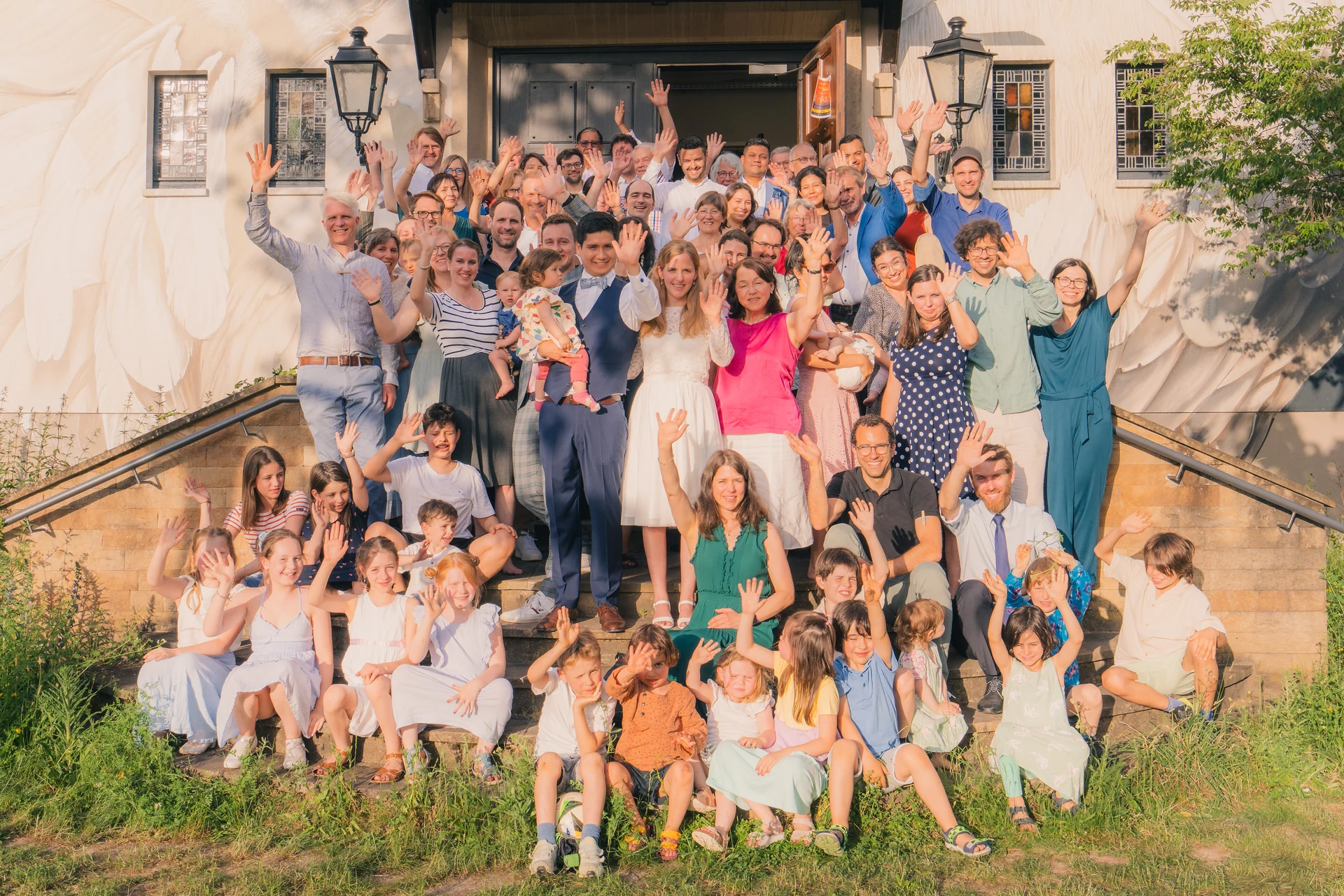Gruppenfoto: alle Gäste winken von der Treppe der Chapel