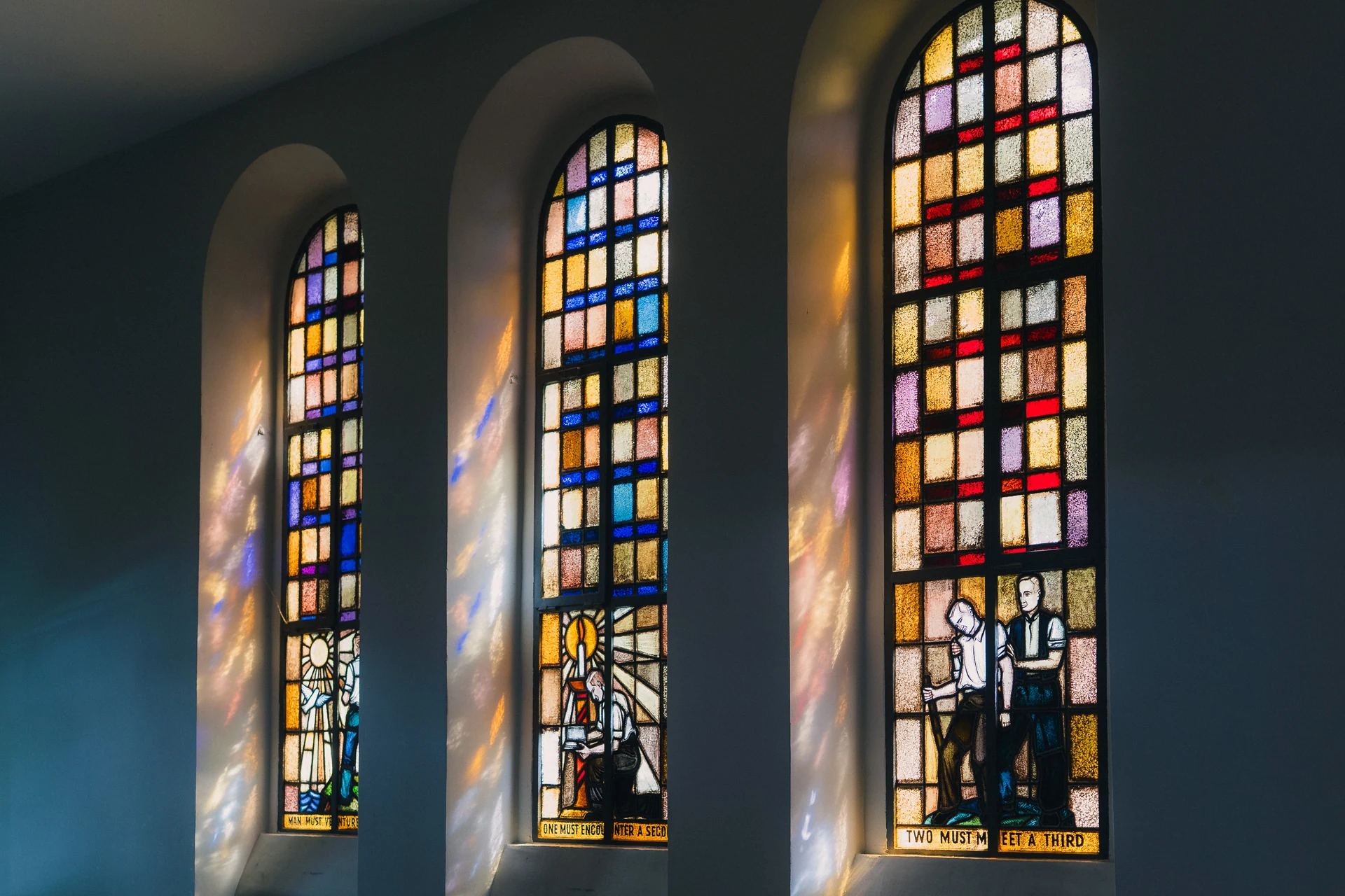Bunte Kirchenfenster der Chapel im Seitenlicht