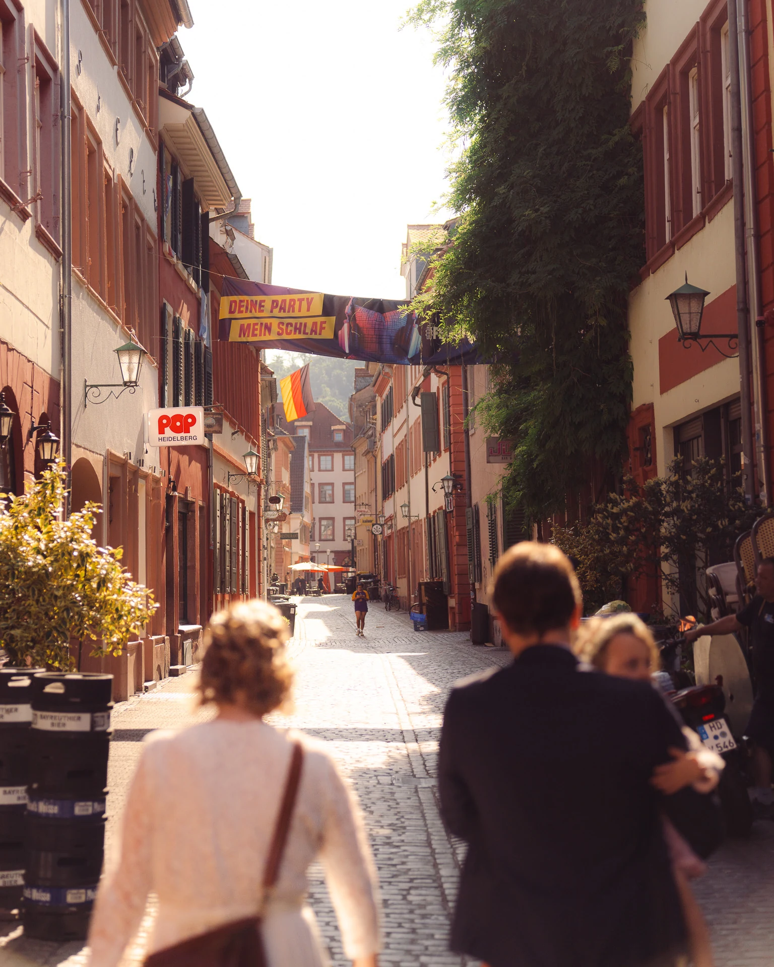 Auf dem Weg zum Rathaus durch die Heidelberger Altstadt, von hinten gesehen