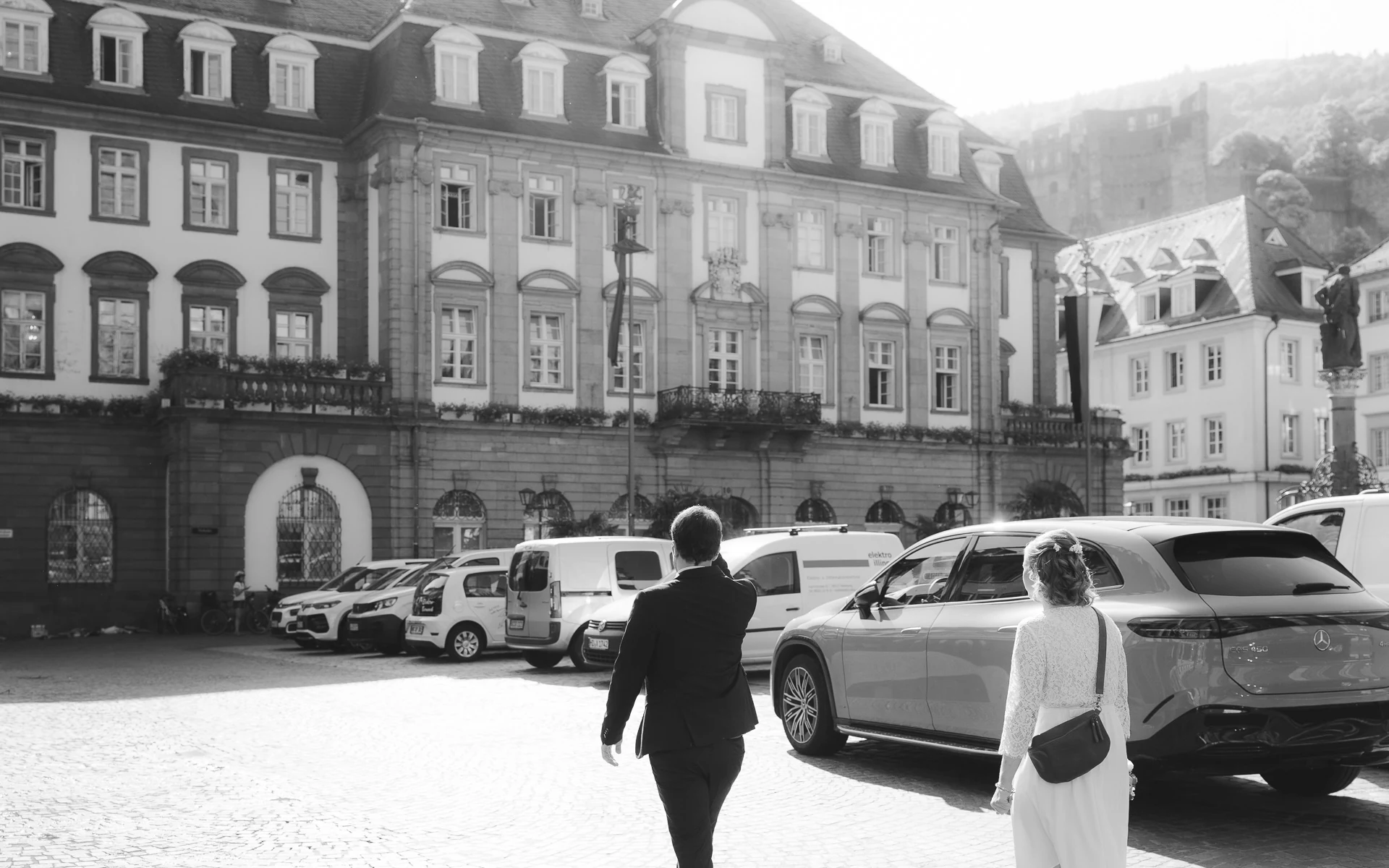Schwarz-Weiß: das Brautpaar vor dem Heidelberger Rathaus am Marktplatz