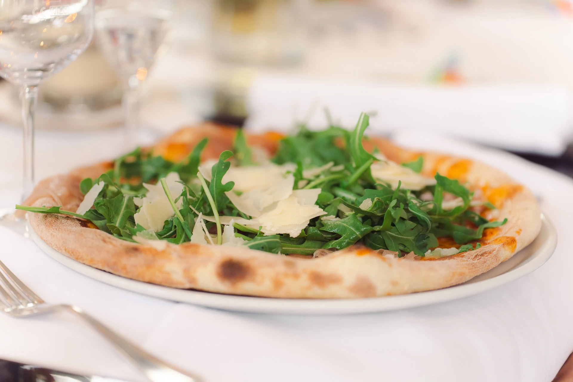 Pizza mit Rucola und Parmesan beim Hochzeitsessen