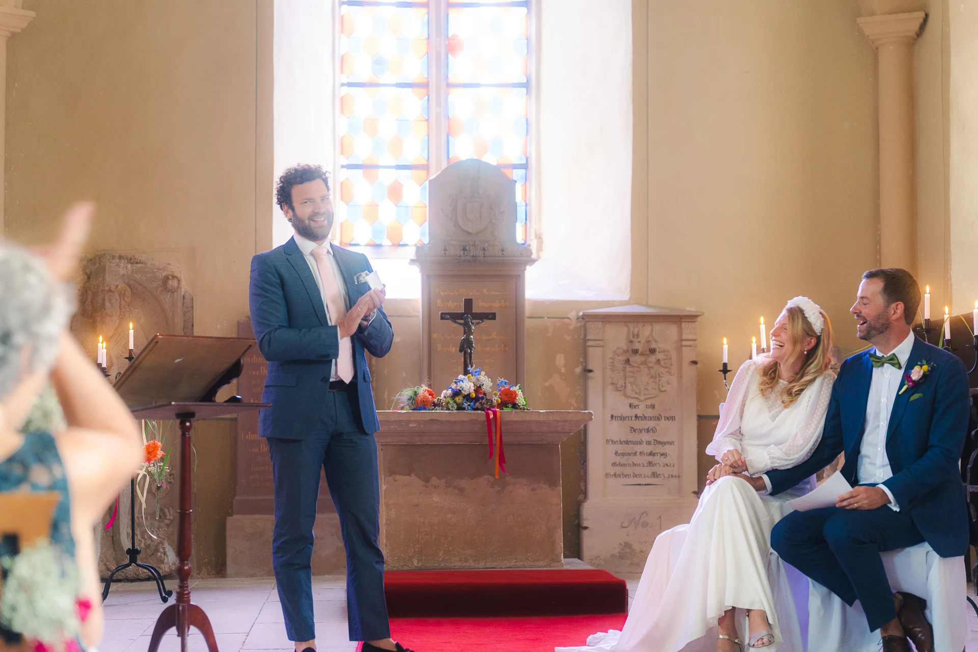 Trauung in der Kapelle von Schloss Neuhaus, das Brautpaar sitzt vor dem Altar