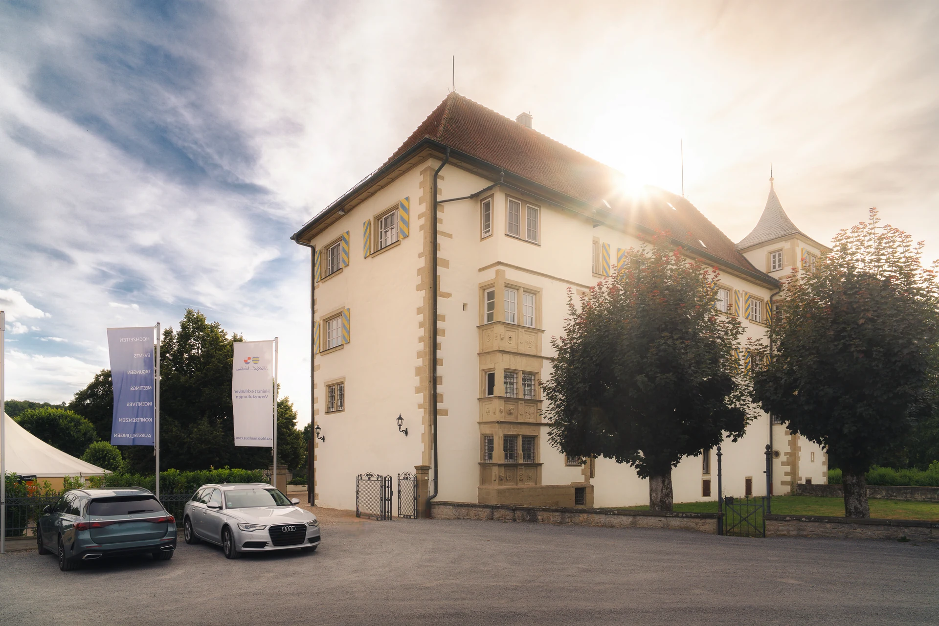 Schloss Neuhaus bei Sinsheim im Gegenlicht der Abendsonne