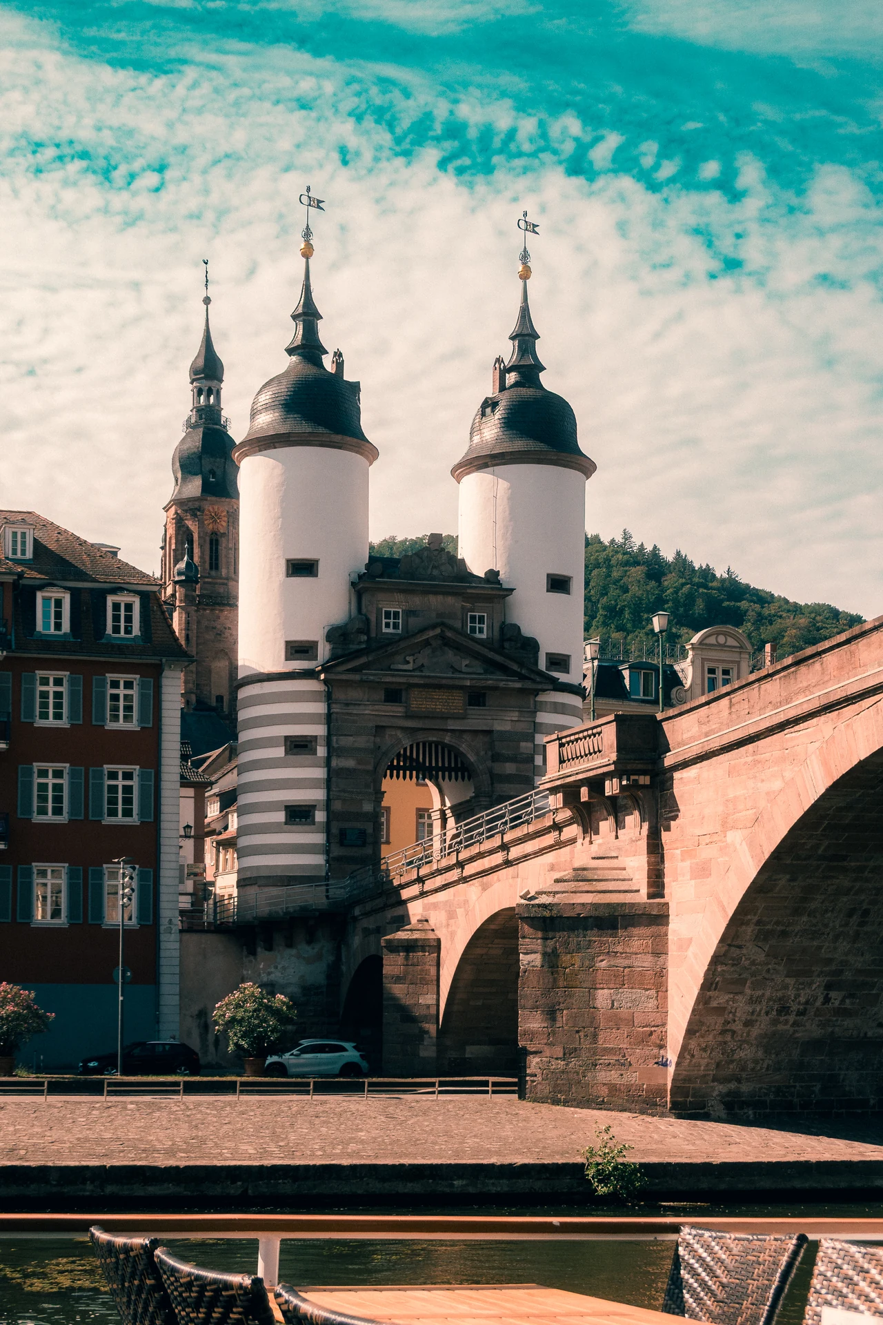 Das Brückentor der Alten Brücke in Heidelberg, vom Schiff aus gesehen