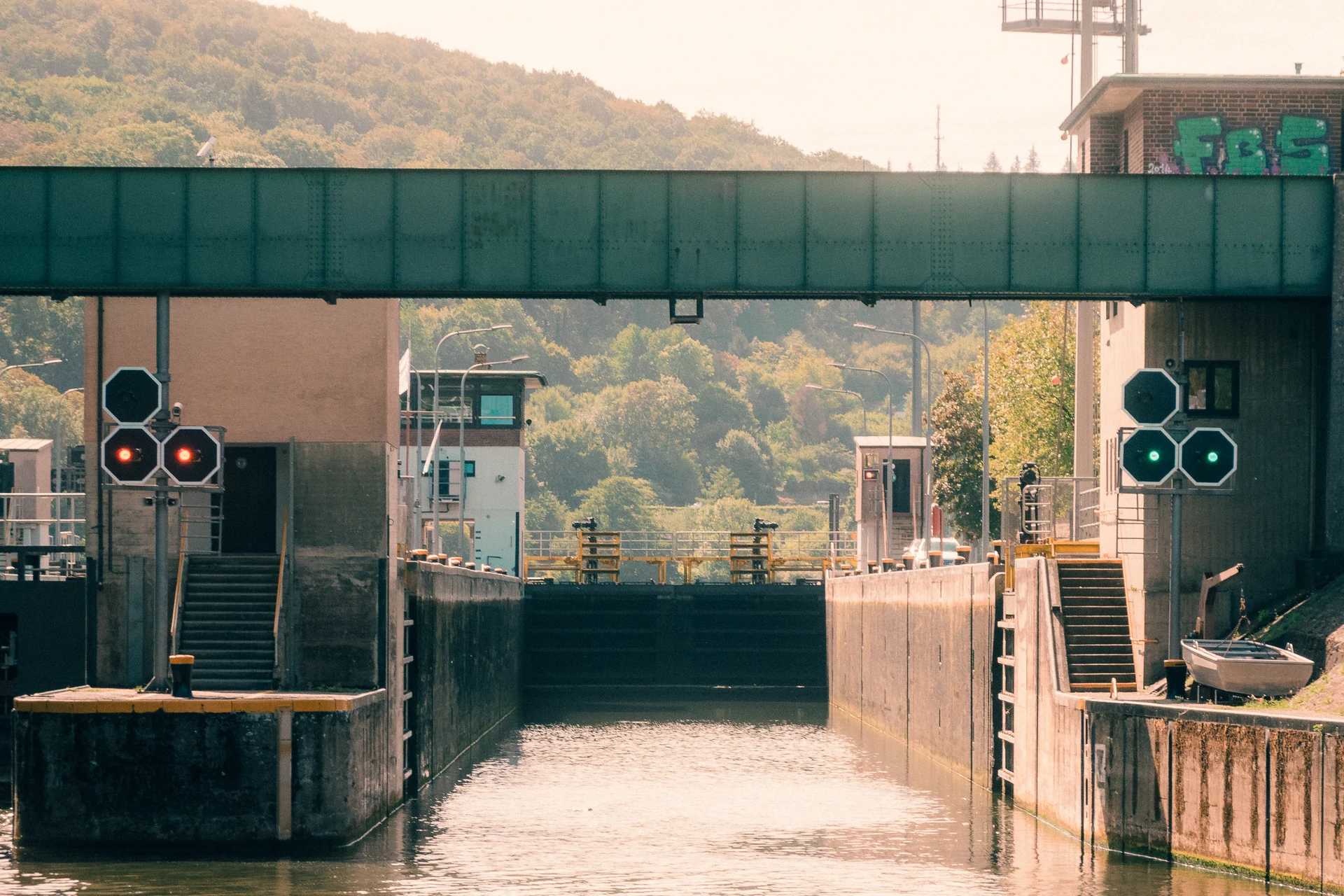 Einfahrt in die Neckarschleuse mit Signalampeln