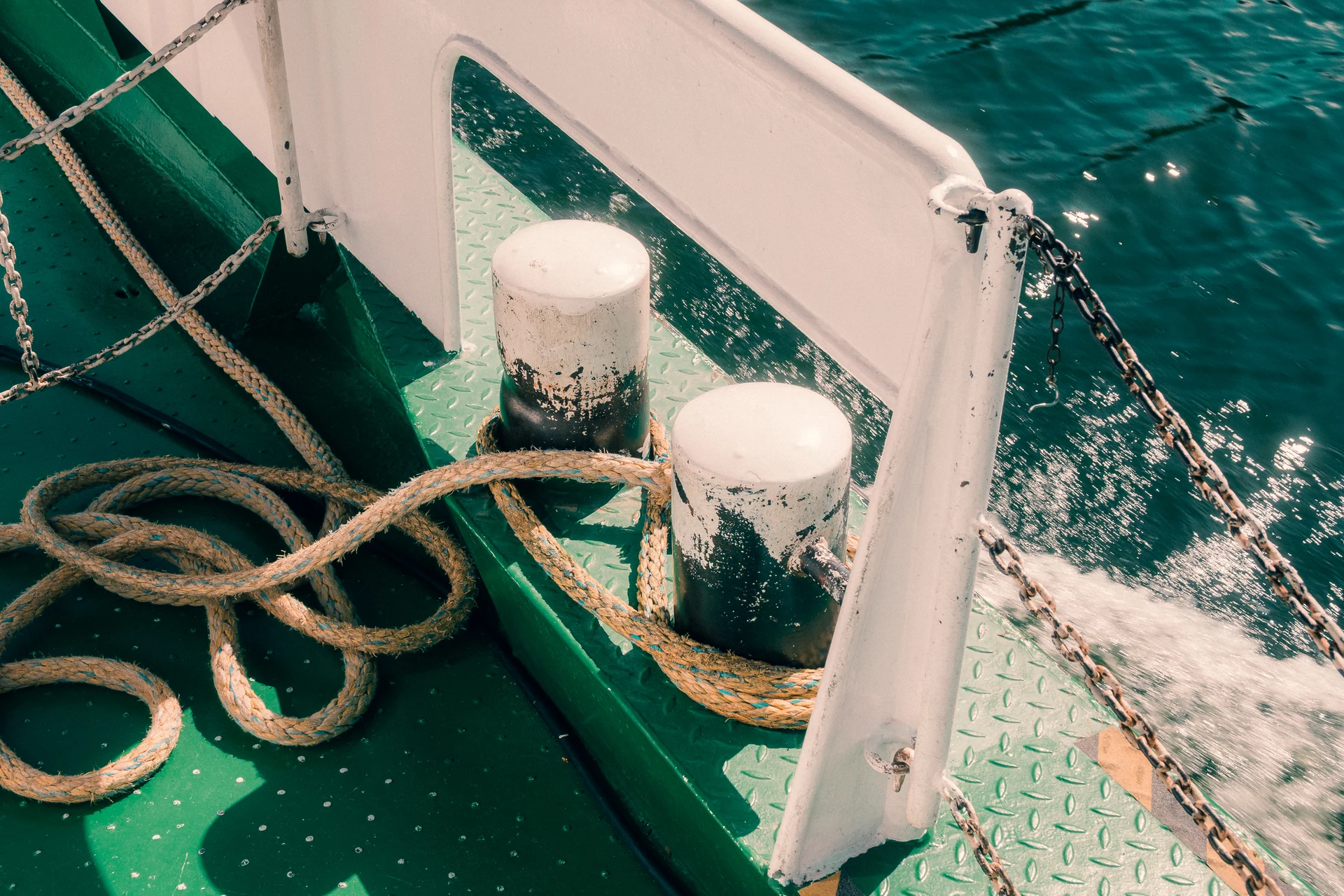 Tau und Poller am Bug des Schiffs über dem Wasser
