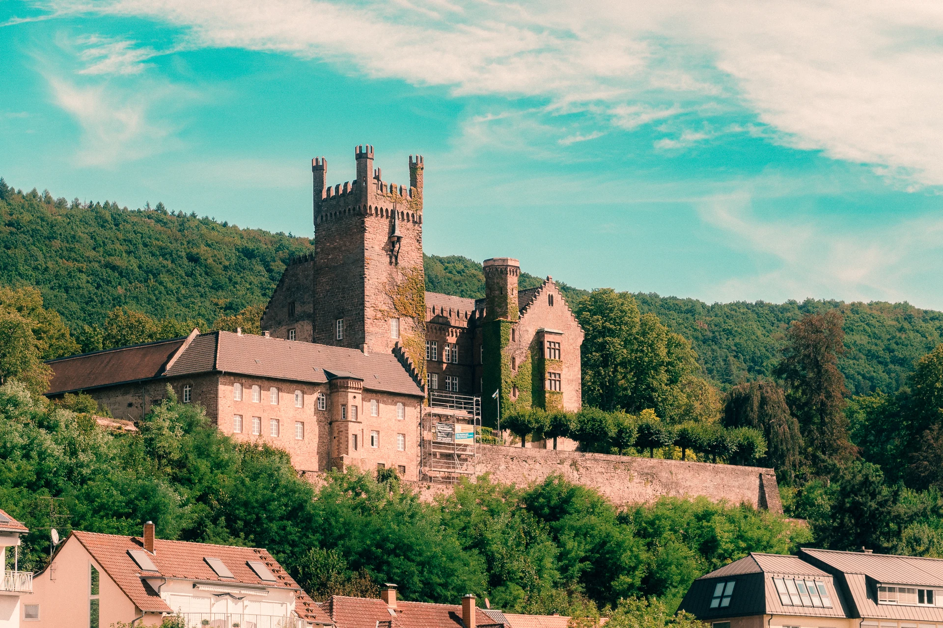 Burg mit Turm über den Dächern im Neckartal