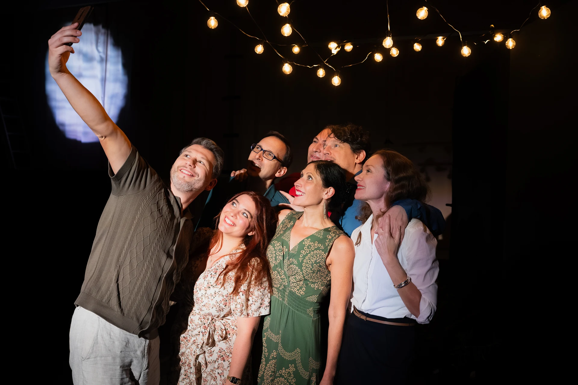 Die Freunde machen ein Selfie unter der Lichterkette