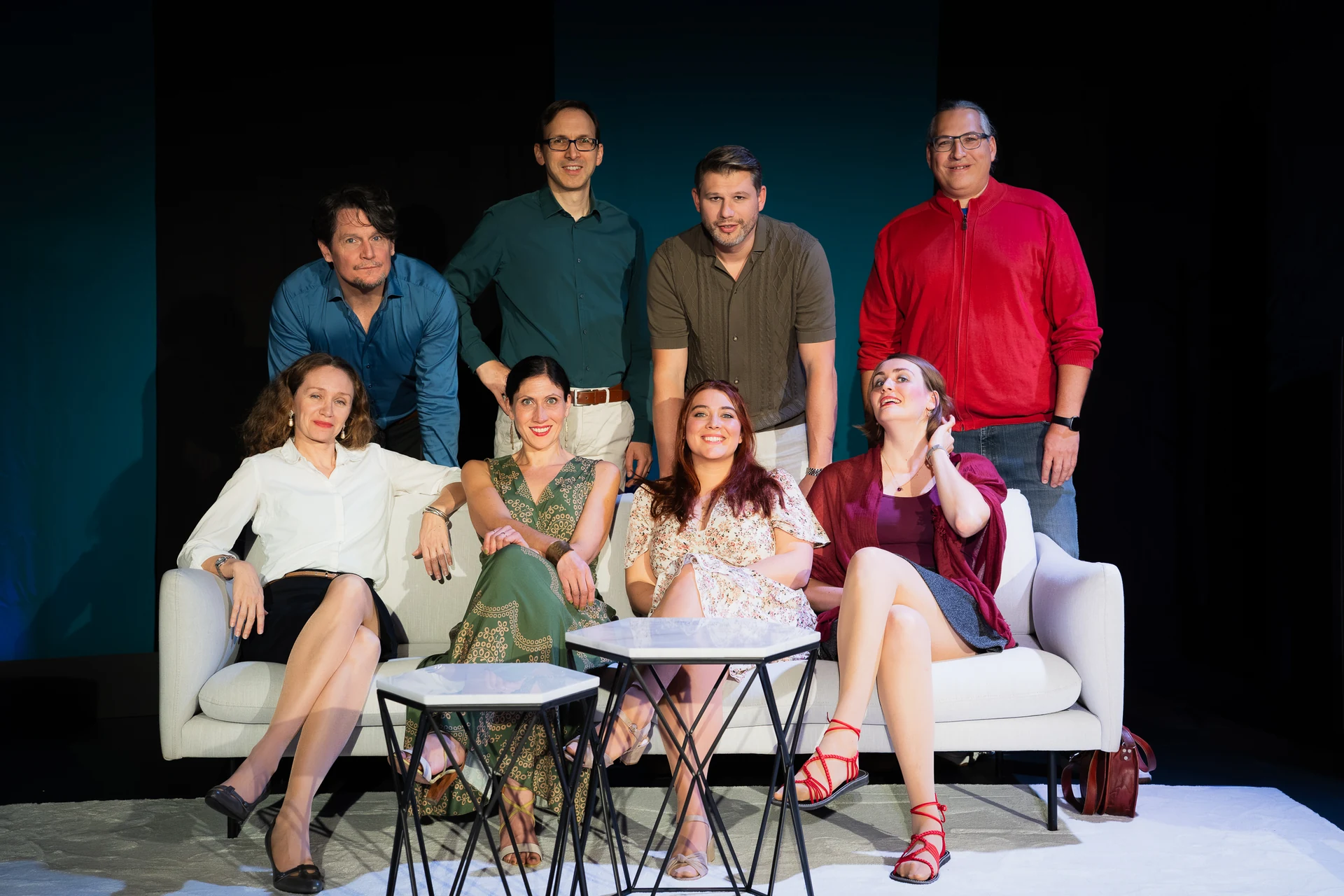 Das Ensemble des Theaters Wildfang auf und hinter dem weißen Sofa